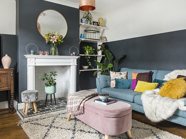 露易丝·麦格蒂的客厅，五颜六色的散置靠垫，内置壁炉和木地板| living room | Good Homes Magazine