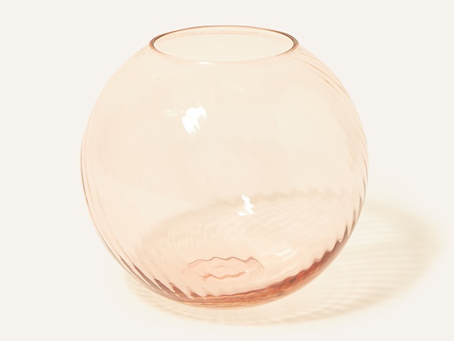 球脊玻璃花瓶|图片来源:Monsoon | Good Homes Magazine