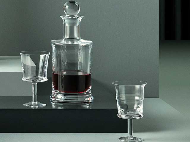 两个酒杯和一个盛了一半红酒的玻璃瓶——父亲节——Goodhomesmagazine.com