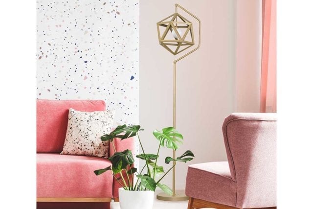 金立方形落地灯在一个房间里有两个粉红色的扶手椅 - 租赁装饰 -  goodhomesmagazine.com