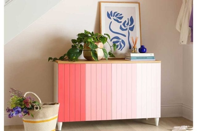 粉红色ombre模式的彩绘面板的餐具柜 - 租赁装饰 -  goodhomesmagazine.com