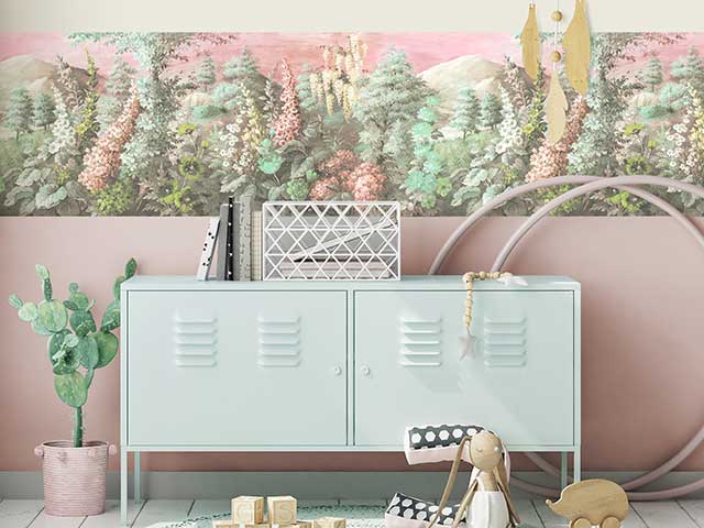 在一个桃红色墙壁上的五颜六色的淡色边界在蓝色衣物柜和许多孩子的玩具后 -  Goodhomesmagazine.com