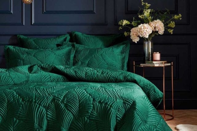 长毛绒祖母绿天鹅绒床上用品与绗缝叶打印在一个深色的卧室-大胆的床上用品- Goodhomesmagazine.com