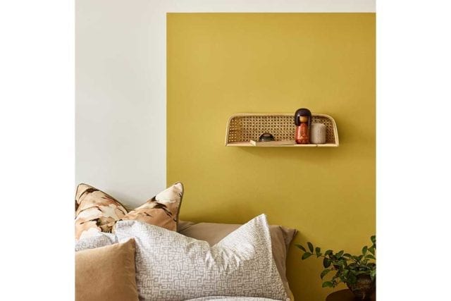 床后的一面墙上画着黄色的床头板-画着床头板- Goodhomesmagazine.com