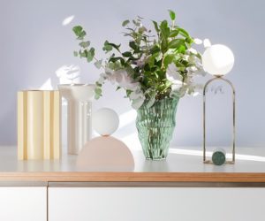 桌上的灯在单位与花束在花瓶，goodhomesmagazine.com