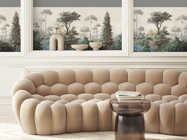 一个现代化的奶油沙发，在墙壁前面有中性彩色壁纸边框 -  Goodhomesmagazine.com