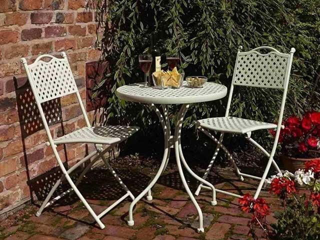 鼠尾草绿色金属桌子和椅子在露台上套装 -  2021庭院家具 -  Goodhomesmagazine.com