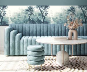 蓝色沙发与配套的凳子，大理石咖啡桌，和一个配套的蓝色壁纸边界-木屑和木兰- Goodhomesmagazine.com