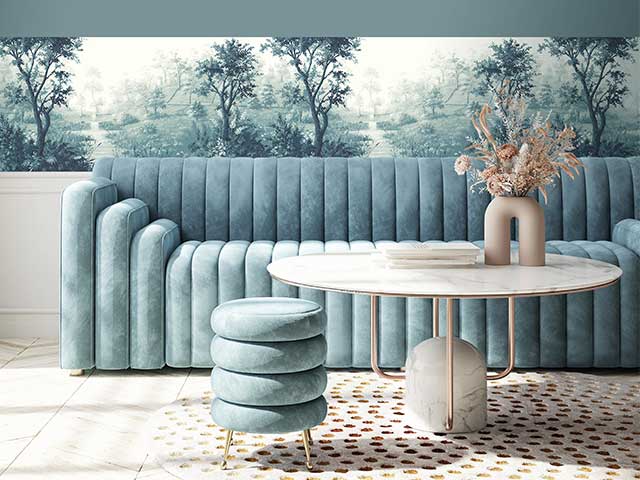 蓝色沙发配对凳子，大理石咖啡桌，以及匹配的蓝色壁纸边框 - 木芯片＆magnolia  -  goodhomesmagazine.com