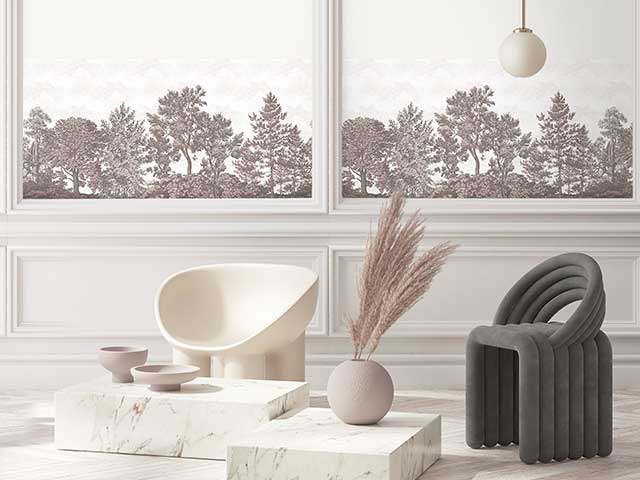 现代客房配有独特的椅子，中性和腮红配色方案，以及匹配的壁纸边框 -  Woodchip＆Magnolia  -  Goodhomesmagazine.com
