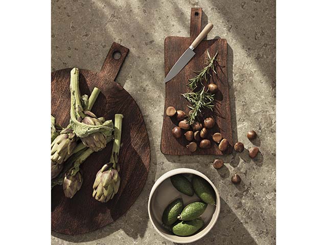 切菜板用FSC木材和各种蔬菜，goodhomesmagazine.com