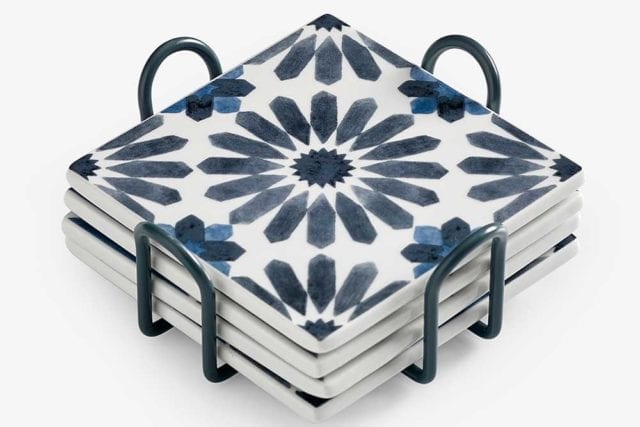 四个白色陶瓷杯垫，蓝色地中海瓷砖印花-瓷砖装饰趋势- Goodhomesmagazine.com