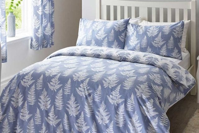淡蓝色床上用品套装，带有白色的叶子图案 - 大胆的床上用品 -  Goodhomesmagazine.com