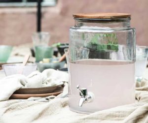 玻璃饮料与一个坚实的木制盖子在桌子外面-烧烤周必需品- Goodhomesmagazine.com