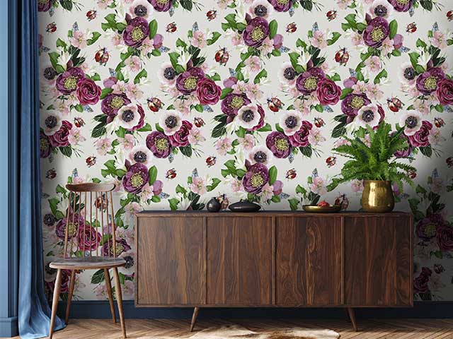 复古风格的花卉墙纸在不同色调的粉色与奶油色背景- Instagram墙纸趋势- Goodhomesmagazine.com