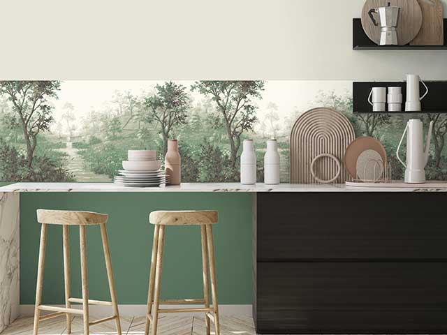 高凳，绿色彩绘的墙壁，以及匹配的绿色壁纸边框 - 木芯片和木兰 -  Goodhomesmagazine.com