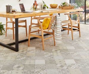 大木桌和椅子在米色图案的地板上维多利亚风格- 2021地板趋势- Goodhomesmagazine.com
