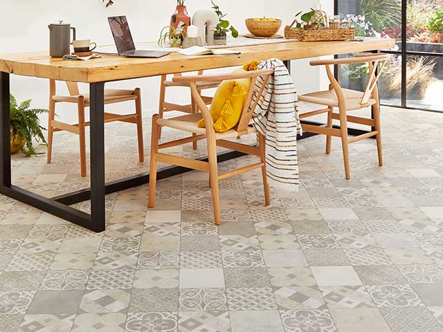 大木桌和椅子在米色图案的地板上维多利亚风格- 2021地板趋势- Goodhomesmagazine.com