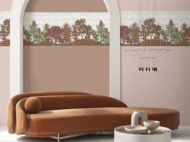 棕色沙发在粉红色的墙壁前面与互补边框 -  goodhomesmagazine.com