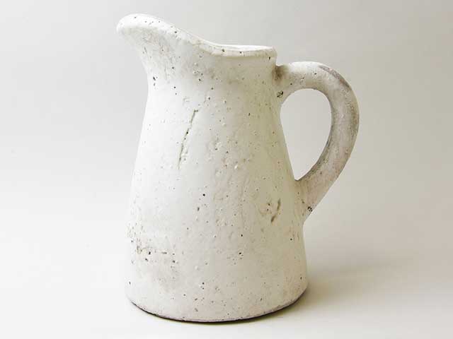 一个白色的石头罐子与一个忧伤的完成- Goodhomesmagazine.com