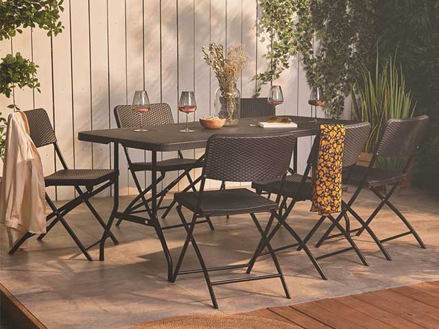 露台上有一个带有大黑桌和六椅子的花园 -  2021庭院家具 -  Goodhomesmagazine.com