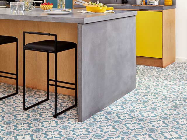 一个厨房，蓝色和白色图案地板，在维多利亚时代的风格 -  2021地板趋势 -  Goodhomesmagazine.com