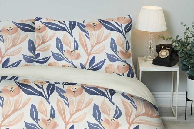 双人床上用品设置在水彩桃色和蓝色郁金香图案大胆床上用品- Goodhomesmagazine.com