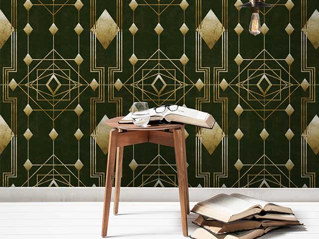 1920年代风格的墙纸，在丰富的森林绿背景上具有金属金色几何图案- Instagram墙纸趋势- Goodhomesmagazine.com