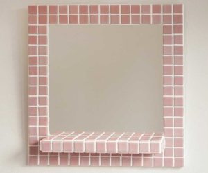 粉红色瓷砖方形镜子，白色灌浆和架子 - 瓦片装饰趋势 -  Goodhomesmagazine.com