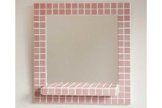 粉红色瓷砖方镜与白色灌浆和一个架子-瓷砖装饰趋势- Goodhomesmagazine.com