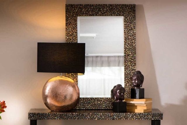 桌面马赛克镜子与相同的图案-瓷砖装饰趋势- Goodhomesmagazine.com