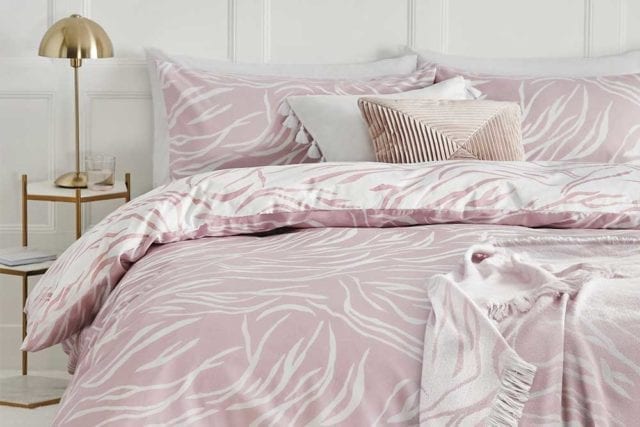 粉色床上用品与白色斑马条纹印花-大胆床上用品- Goodhomesmagazine.com