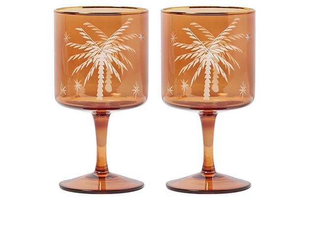 在白色背景的橙色酒杯与棕榈树设计，Goodhomesmagazine.com