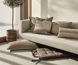 手工制作的棕色靠垫，自然颜色的沙发，室内植物，goodhomesmagazine.com