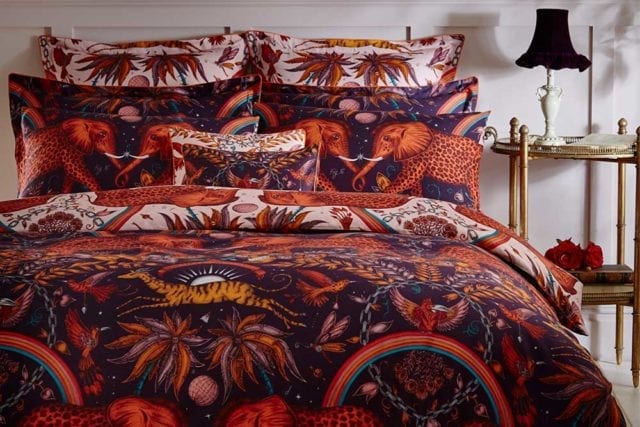 一个床上用品在葡萄酒和脸红与折衷的收集鸟，大象，棕榈树和更多-大胆的床上用品- Goodhomesmagazine.com