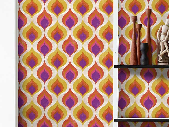 上世纪70年代风格的壁纸，带有黄色、粉色和橙色的复古图案- Instagram壁纸趋势- Goodhomesmagazine.com