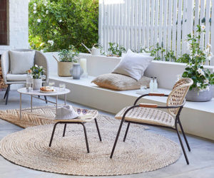 最佳户外地毯:斯堪的纳维亚风格的露台家具，搭配约翰·刘易斯的圆形黄麻地毯