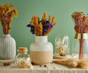 花瓶里的干花和木桌上的陶土