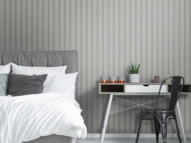 卧室里的条纹灰色木镶板壁纸 - 灰色卧室 -  Goodhomesmagazine.com