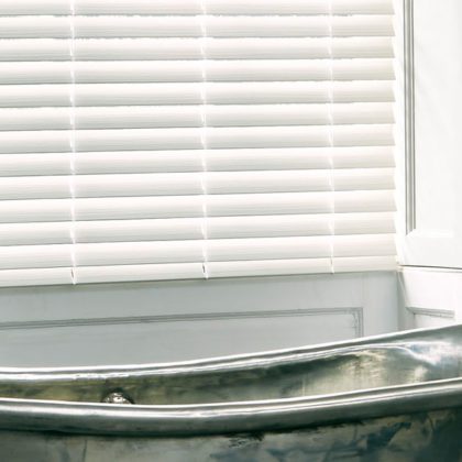 浴室用的人造木百叶窗，来自blinds Direct