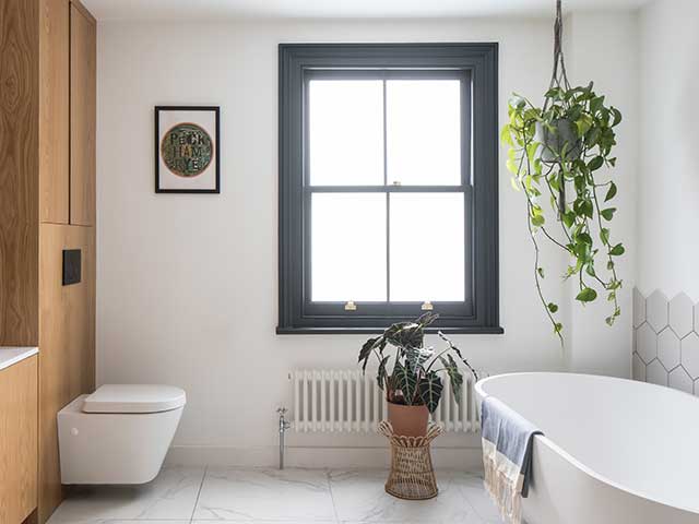 大浴室，独立的陶瓷浴室和厕所，木制家具和大量的箔，在这个墨尔本的灵感之家悬挂和瓷砖地板上