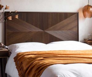 带深色木制床头板的床- Goodhomesmagazine.com