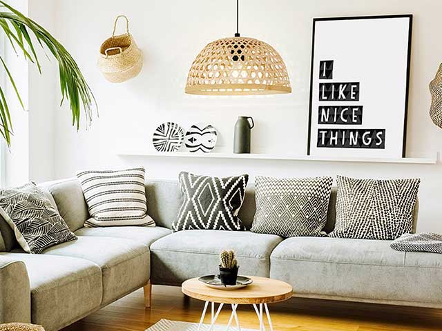 编织藤条天花板灯罩上方的沙发在客厅-客厅照明- Goodhomesmagazine.com