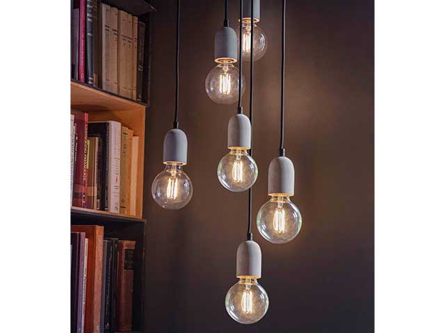 6盏工业风格的水泥吊灯，带有大灯丝灯泡，悬挂在天花板上——客厅照明——Goodhomesmagazine.com