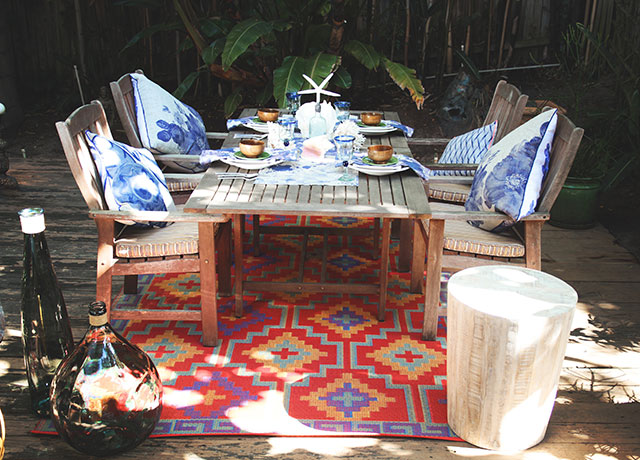 户外用餐灵感:在桌子下面铺一块充满活力的地毯，比如这张来自Cuckooland的明亮户外地毯