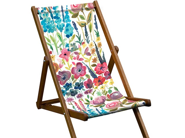 印花帆布躺椅和鲜艳的颜色白色背景