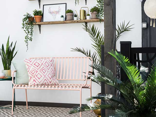 粉色花园长椅上花园shelfie富含植物
