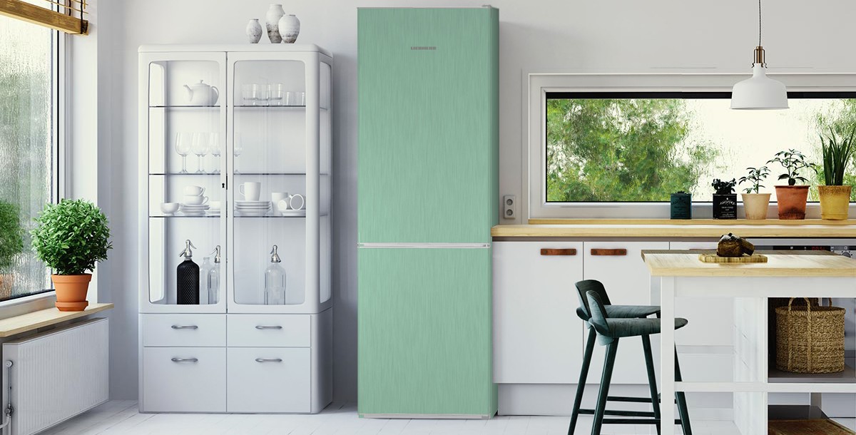 绿色冰箱在现代厨房