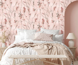 粉红色花卉装饰壁纸在卧室凌乱的床和拱门