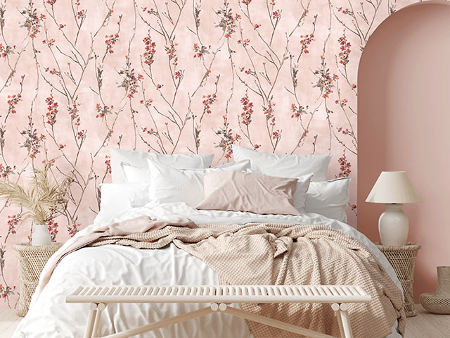 粉红色的花装饰壁纸在卧室凌乱的床上,拱门